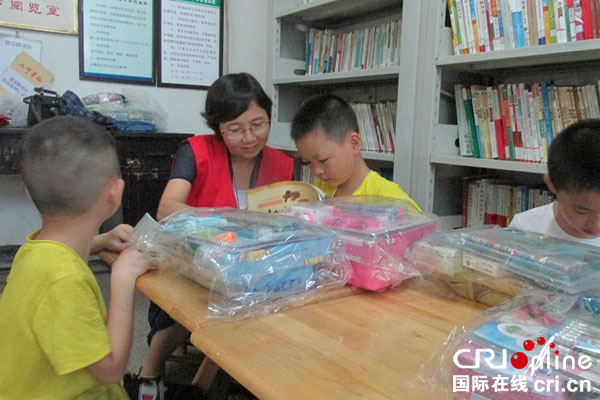 图片默认标题_fororder_“爱心妈”张洁陪伴孩子们看书学习