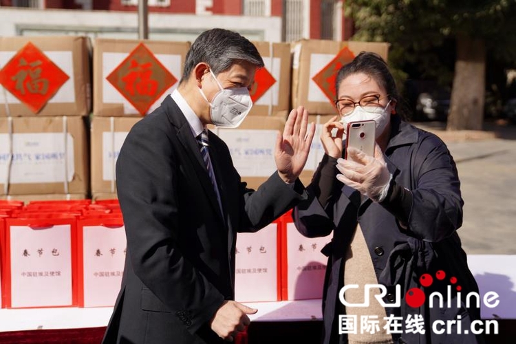 中国驻埃及使馆向旅埃侨胞和留学生发放“春节包”_fororder_yl202101290013