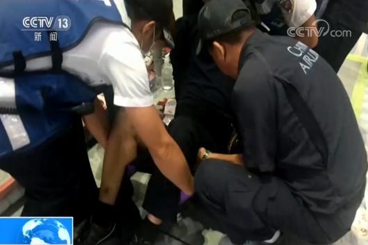 台湾华航两名维修人员遭舱门弹飞 坠地受重伤