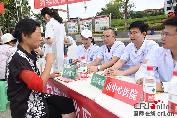 图片默认标题_fororder_群众正在咨询医生（摄影-徐琴）