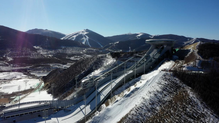 习近平冬奥行丨走进国家跳台滑雪中心和国家冬季两项中心