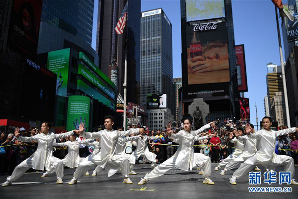 Chinese Kong Fu, itinatanghal sa New York Times Square Chinese Kong Fu, itinatanghal sa New York Times Square