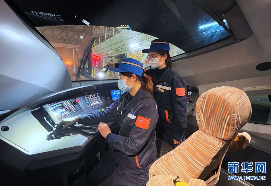 郑州动车段“暖车姑娘”为动车护航
