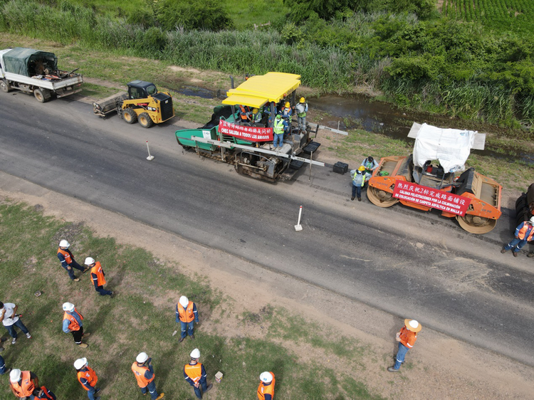 中企承建的玻利维亚圣特公路部分路段完成路面铺设