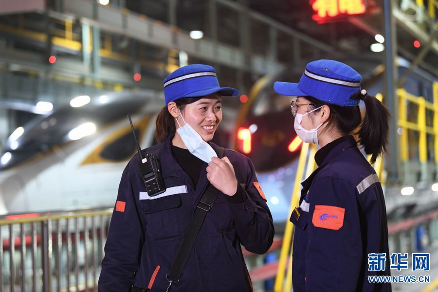 郑州动车段“暖车姑娘”为动车护航