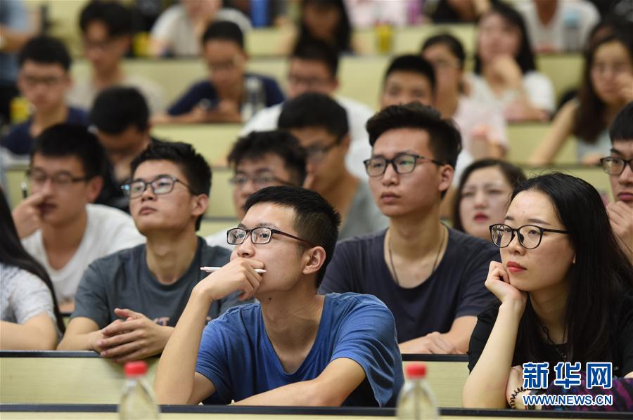 学生们在华中科技大学思政课《深度中国》课堂上认真听讲(2018年5月29