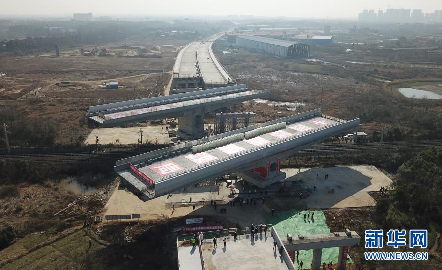 湖北孝感:107国道跨京广铁路转体桥成功转体