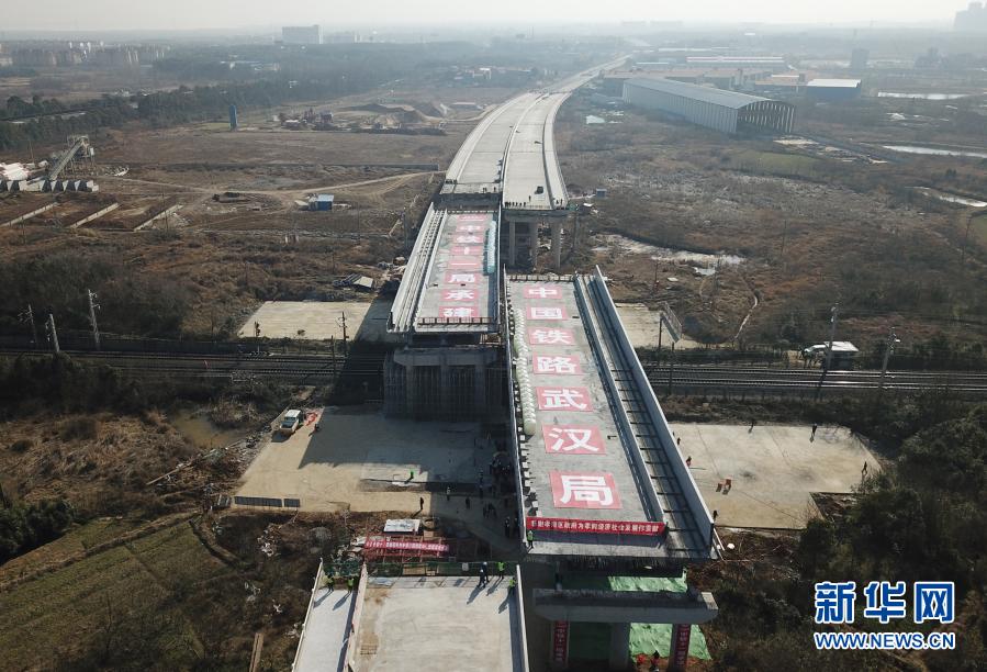 湖北孝感：107国道跨京广铁路转体桥成功转体