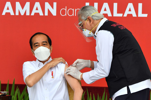 王毅外长年度首访东盟四国  为什么备受关注？_fororder_1月13日上午，印尼总统佐科在雅加达总统府接种中国新冠疫苗。