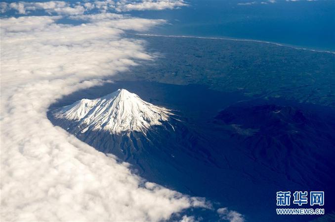 這是2018年6月8日從空中拍攝的新西蘭塔拉納基山。 新華社記者郭磊攝