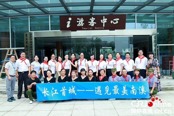 图片默认标题_fororder_在南溪区游客服务中心前合影