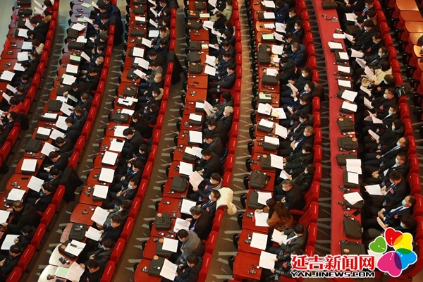 延吉市十八届人大五次会议举行第二次全体会议