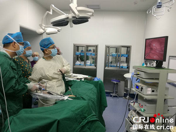 图片默认标题_fororder_2.援彝医生正在给病人实施手术