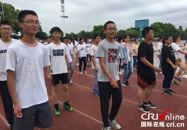 图片默认标题_fororder_3.涪城昭觉班的孩子们参加课间锻炼