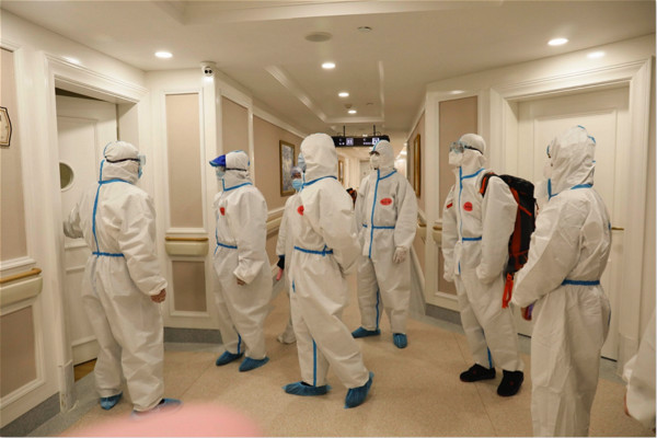 省支援湖北疫情防控前方指挥部总指挥惠建林(左一)来到支援队 摄影 徐
