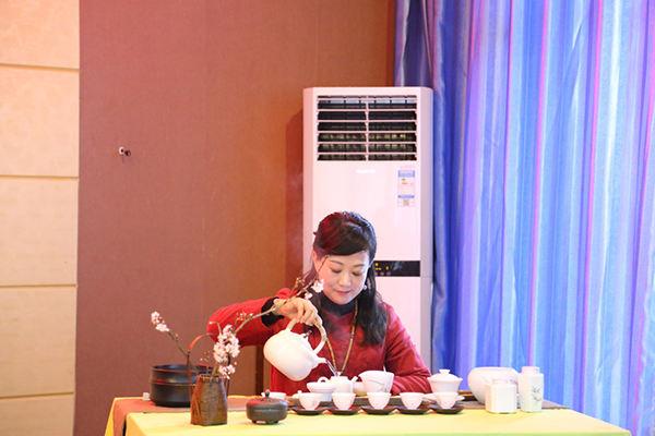 图片默认标题_fororder_现场茶艺表演（明威镇供图）