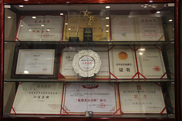 图片默认标题_fororder_何伟工作的酒店内，陈列着他和团队获得的众多荣誉奖章（摄影-杨梦婧）