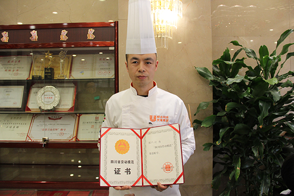 图片默认标题_fororder_何伟展示自己的“劳模”证书（摄影-杨梦婧）