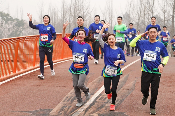 图片默认标题_fororder_参赛选手沿着赛道愉快奔跑（成都市锦江区委宣传部-供图）