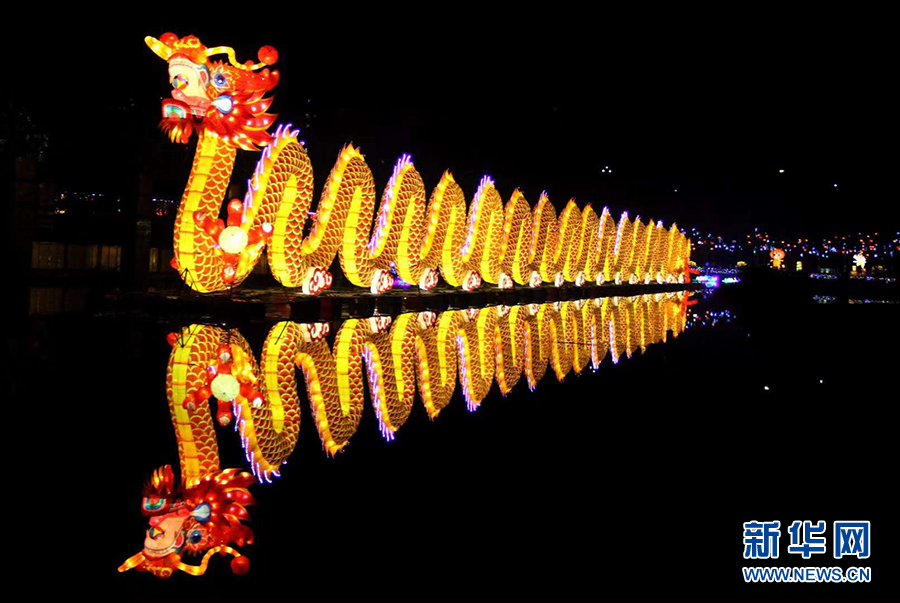 首届重庆铜梁中华龙灯艺术节开幕 “火树银花”点亮夜空