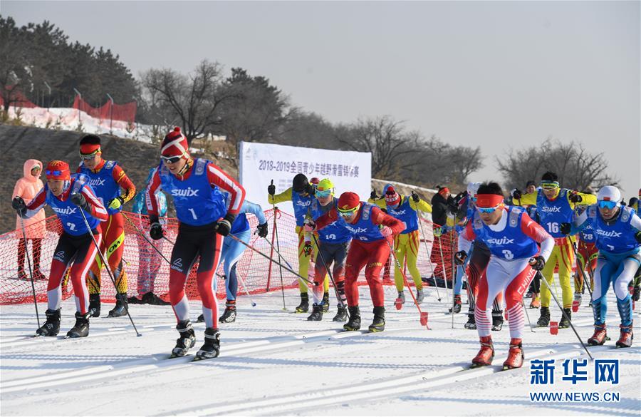 内蒙古：全国越野滑雪青少年锦标赛举行
