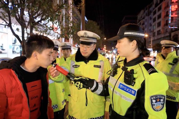 [唐已审][供稿]柳州融安：交警开展冬季夜晚文明执法活动