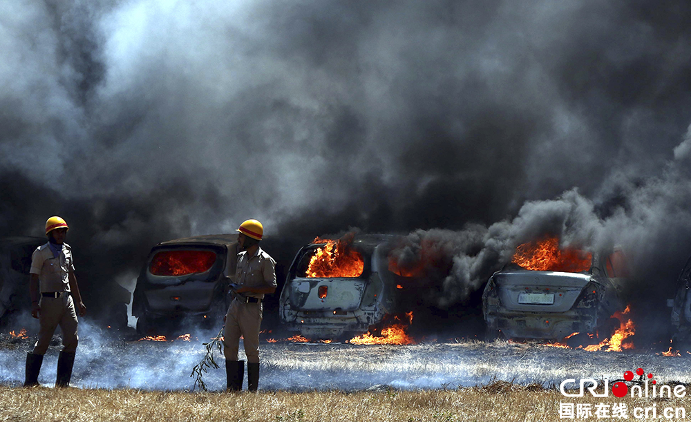 印度航展停车场失火 300辆车被烧毁(组图)