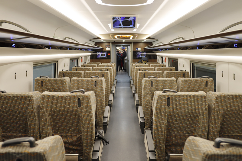 坐上“高寒版”复兴号 体验京哈高铁列车试运行
