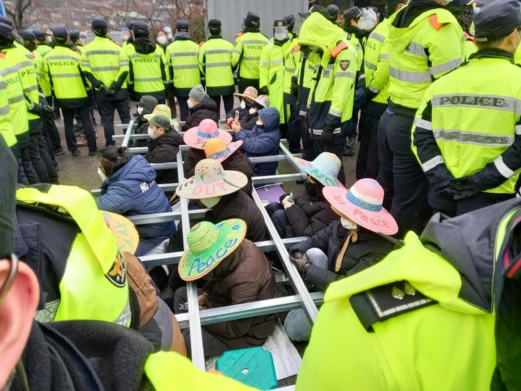 ​韩国国防部向萨德基地运送物资 遭当地居民抗议