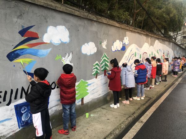 在社区道路的围墙上进行儿童涂鸦画的创作,长江日报-长江网记者在涂鸦