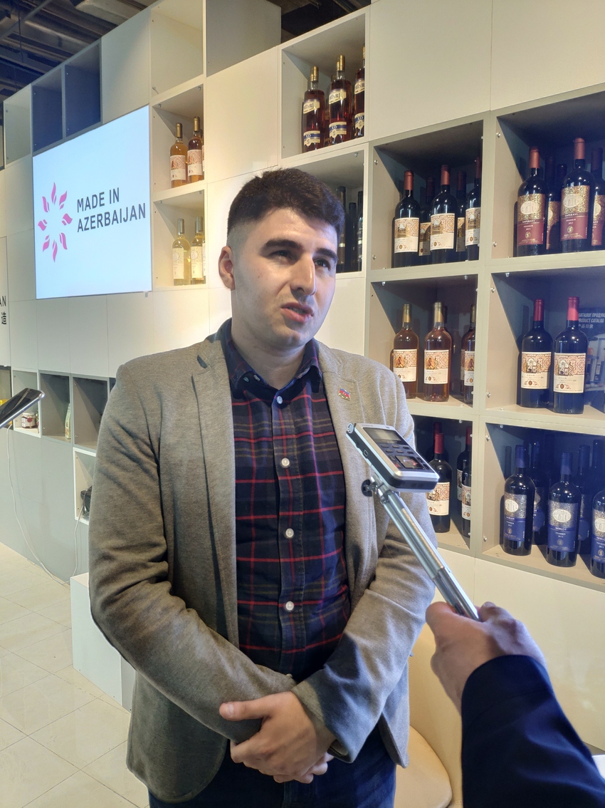 图片默认标题_fororder_阿塞拜疆东方之星酒庄代表西姆接受记者采访（摄影：唐薇）