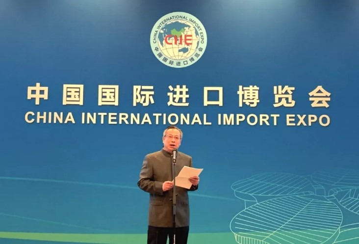 图片默认标题_fororder_中国国际进口博览局副局长、国家会展中心（上海）副总裁刘福介绍第二届进口博览会筹备情况。（摄影：王幸）