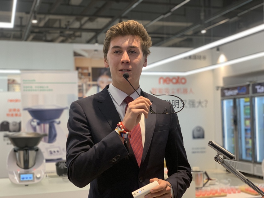 图片默认标题_fororder_福维克集团家族代表格斯特•奥本海姆接受记者采访。（摄影：陈思）