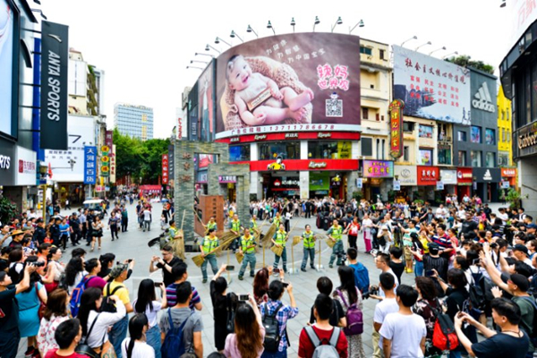 图片默认标题_fororder_广州各行各业劳动者用歌声和舞蹈迎接即将到来的“五一”劳动节。拍摄：苏卓健、姜立松