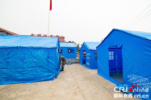 图片默认标题_fororder_浸水村党群服务中心广场及时搭建起救灾帐篷（摄影-廖志全）