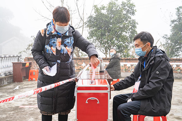 换届选举正当时 宜宾南溪区纪委监委全力为换届保驾护航_fororder_选民将选票投入票箱-摄影-郭超