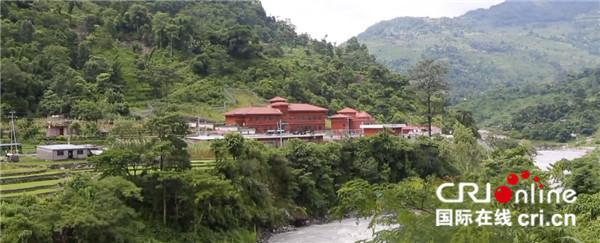 中国建设的水电站让尼泊尔小山村变成中心城_fororder_210120远眺上马相迪A水电站