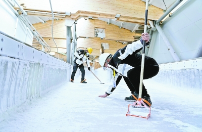 仅10天 国内首条雪车雪橇赛道完成制冰