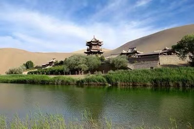 ทะเลสาบพระจันทร์เสี้ยว โอเอซิสกลางทะเลทราย ที่เมืองตุนหวง_fororder_230391384