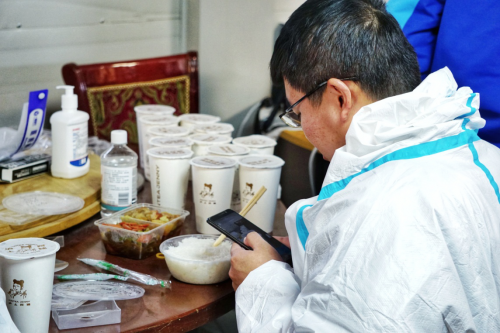 沪上阿姨联合饿了么发起“这箱有礼”千杯奶茶温暖公益行动