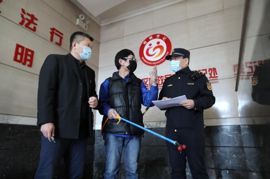 北京大栅栏城管“履新”楼长职务 “守楼尽责”助力疫情防控