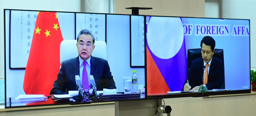 王毅同老挝外长沙伦赛举行视频会晤_fororder_　　2021年2月3日，国务委员兼外长王毅同老挝外长沙伦赛举行视频会晤。2