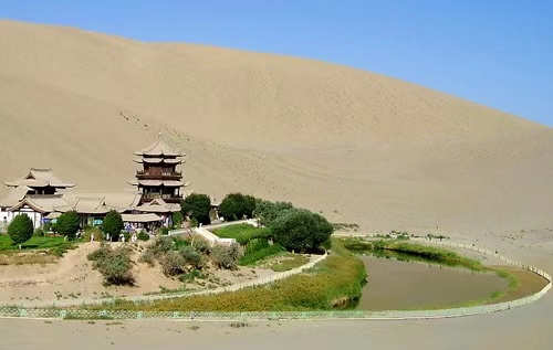 ทะเลสาบพระจันทร์เสี้ยว โอเอซิสกลางทะเลทราย ที่เมืองตุนหวง_fororder_2120418420