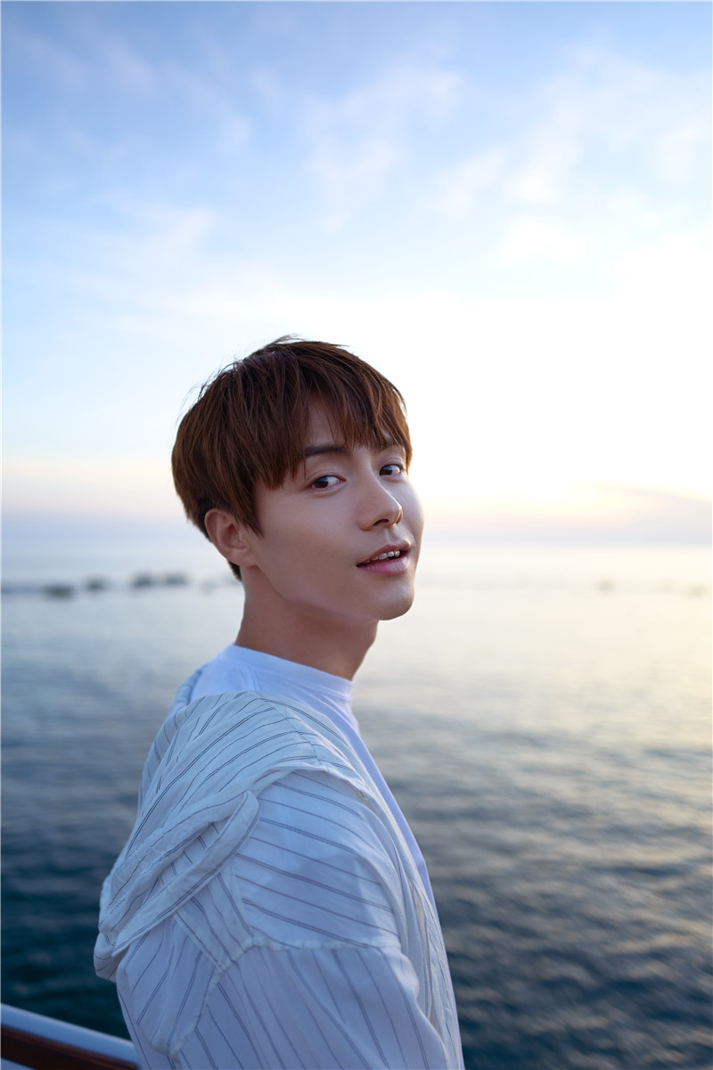 马天宇湛蓝系写真曝光 海边游走自在观心