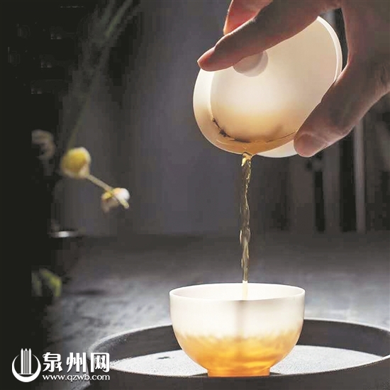 【福建时间主推】【泉州】【移动版】【Chinanews带图】厚度只有0.5毫米 德化烧出世界最薄陶瓷杯