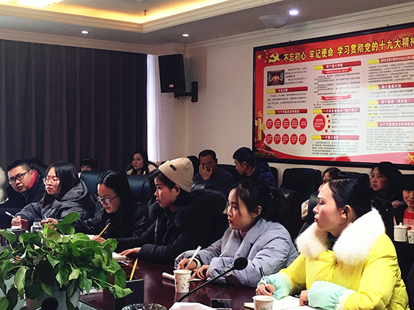 图片默认标题_fororder_参会人员认真听讲