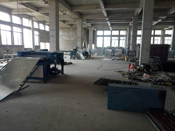 图片默认标题_fororder_入驻企业正在安装机器设备