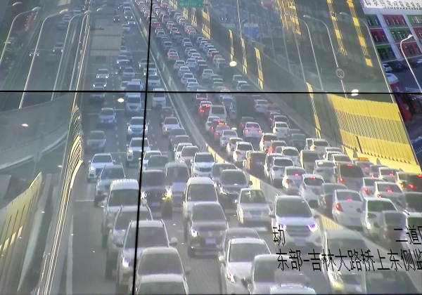 开学首日 长春早高峰提前半个小时 快速路车流量较大 开学首日 长春早高峰提前半个小时 快速路车流量较大