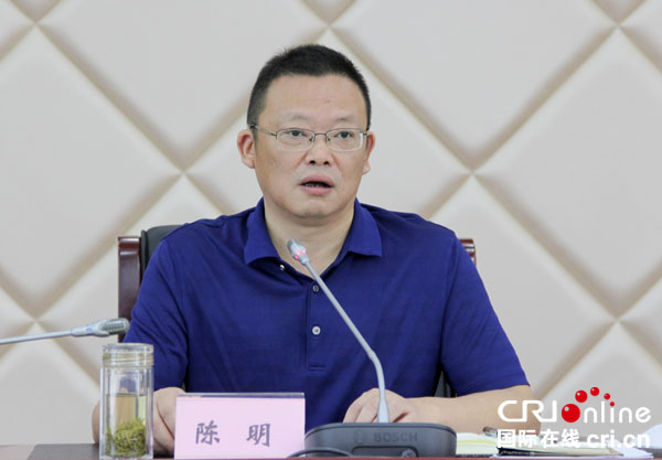 图片默认标题_fororder_高新区党工委副书记陈明在会上发言