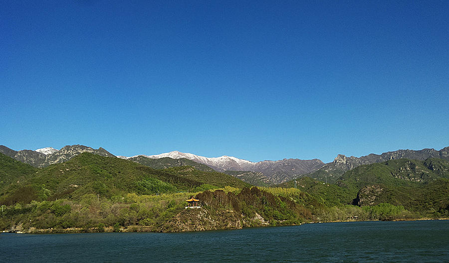 Guichuan Welcomes May with Blooming Flowers while Haituo Mountain Embraces the Winter Olympics with Snowfall_fororder_碧水白山 卫丽英摄_副本